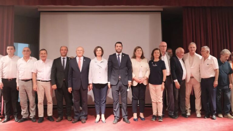 Rozetleri takıldı: Eskişehir’de Ayşe Ünlüce ve 4 ilçe belediye başkanı Yeni Parti’ye katıldı