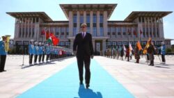 Abdulkadir Selvi: Erdoğan, fil dişi kulelerde yaşamıyor, AKP MYK toplantısında “Ekonomik sıkıntılar var, halledeceğiz” dedi