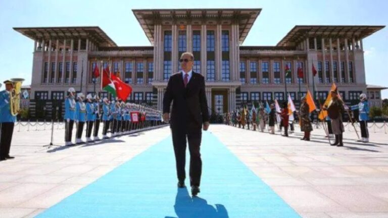 Abdulkadir Selvi: Erdoğan, fil dişi kulelerde yaşamıyor, AKP MYK toplantısında “Ekonomik sıkıntılar var, halledeceğiz” dedi