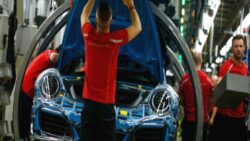 Almanya’da sanayi üretiminde otomotiv sektörünün başını çektiği daralma