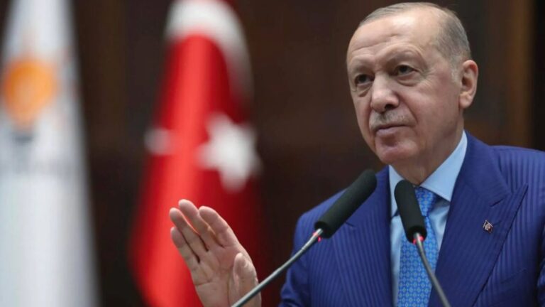 Nefes yazarı Zeyrek: AKP’liler kaygılı; ‘bürokratik elitlerin’ sadece muhalefetle değil AKP’lilerle de uğraştığını düşünüyorlar