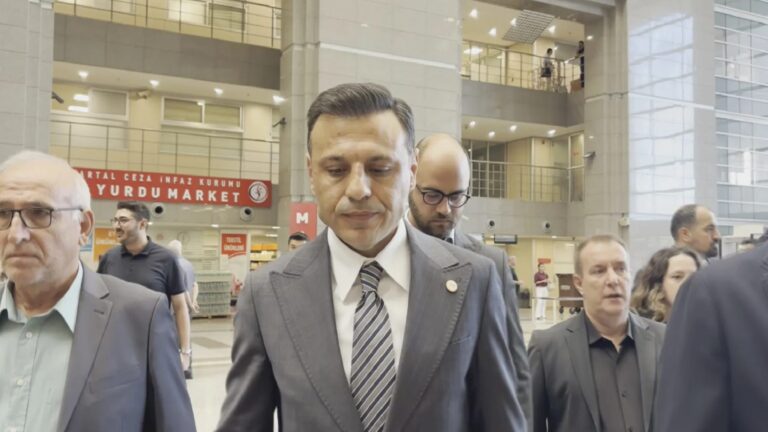 Özgür Çelik dahil 26 kişinin yargılandığı ‘mukavemet’ davasında polis şikâyetinden vazgeçti, duruşma ertelendi