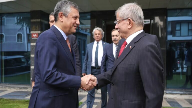 Özgür Özel’den ‘Cumhurbaşkanına hakaret’ suçlamasıyla ifade verecek Ahmet Davutoğlu’na destek telefonu
