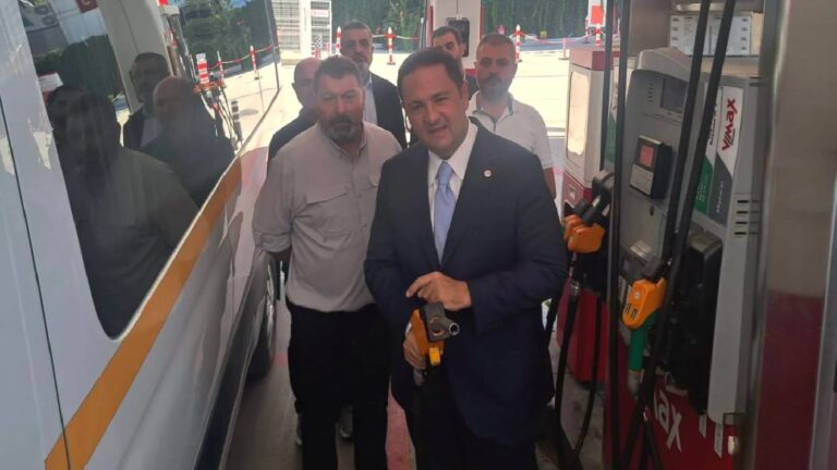 Yeni Partili Akdoğan okul servisinin direksiyonuna geçti: Son seçimden bu yana 40 litre mazotumuzu kim çaldı?